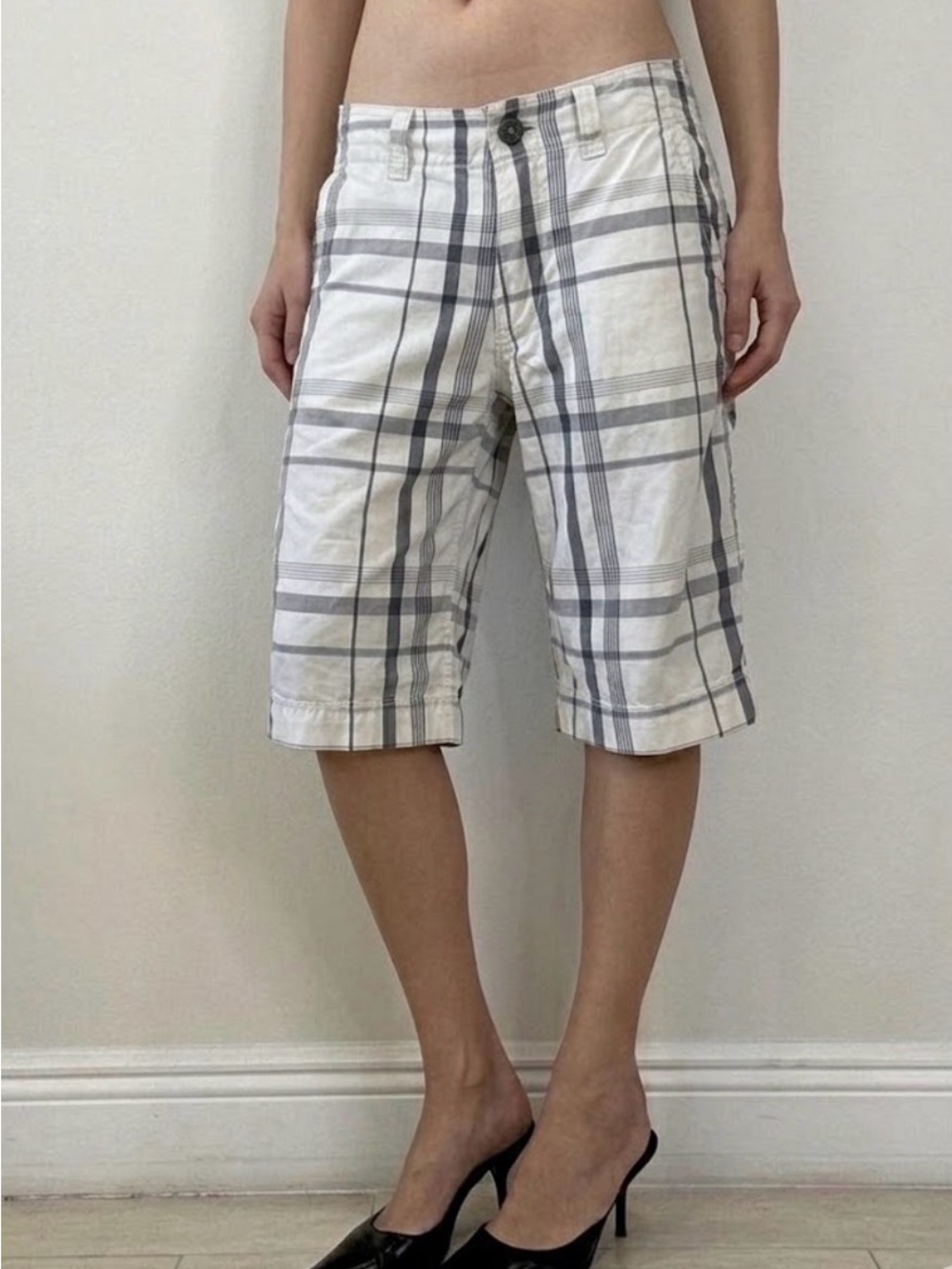 Vintage Y2K Womens White & Gray Plaid Knee length Bermuda cargo shorts